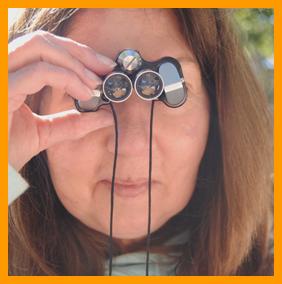 Woman with Micro Binoculars.
Frau shaut durch ein miniatur fernglas.
Femme regardant a travers de jumelles.
Mujer mirando a traves de binoculares prismaticos.
Kinna som tittar genom kikare.
Donna che guarda attraverso il binocolo.