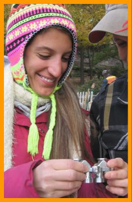 Happy Girl with Compact Binoculars.
Frau mit fernglas.
Femme avec jumelles.
Mujer con binoculares.
Kvinna med kikare.
Donna con binocolo.