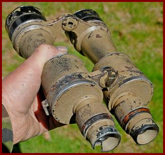 Smailing Man with Small Binoculars.
Mann beobachtet mit einem gernglas.
Homme observant avec des jumelles.
Hombre observando con binoculares prismaticos.
Man observarar med kikare.
L'uomo osserva con il binocolo.