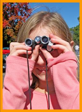 Pertty young girl using binoculars.
Jolie jeune fille avec des jumelles.
Hubsche junge madchen mit fernglas.
Chica joven y bonita usando binoculares.
Vaker ung Tjej med kikare.
Bella giovane  ragazza con il binocolo.
Moole jonge meisje med verrekijker.
Pen ung jente med kikkert.
Lada Mloda dziewczyna z lornetka.
Divka s dalekohledem.
Smuk ung pige med kikkert.
Lany tavcsovel.
Menina com binoculas.
Diezgan jaunta meitene ar binokli.
Gana jaunta mergaite su ziuronais.
