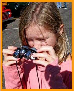 Girl with binoculars.
Fille avec des jumelles.
Madchen mit fernglas.
Chica con binoculares.
Tjej med kikare.
Ragazza con nil binocolo.
Meisje met verrekijker.
Jente med kikkert.
Dziewczyna z lornetka.
Diva s dalekohledem.
Pige med kikkert.
Lany tavcsovel.
Tytto kiikarilla.
Menina com binoculas.
Meitene ar binokli.
Mergaite su ziuronais.