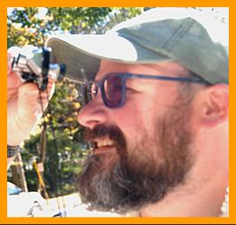 Hunter with his  Miniature Binoculars.
Homme utilisant ses jumelles miniature.
Hombre usando sus binoculares en miniatura.
Hombre usando sus prismaticos en nminiatura.
Uomo che usa suo binocolo.
Man avander sin kikare.
Man die zijn verrekijker gebruikt.
Durbununu kullananadam .
Ember hasznalja a tavcsovet.
Mexczyzna uzywajacy lornetki.
Mand, de bruger sin kikkert.
Mies kiikareillaan.
Muz pomoci sveho dalekohkedu. 