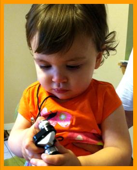 Young Child Gazing at Micro miniature Binoculars.
Child with binoculars.
Girl with binoculars.
Jeune fille avec jumelle miniature.
Bambina con binoculares en miniatura.
Madchen mit miniatur fernglas. 
Flika con miniatur kikare.
Ragazza con binocolo in miniatura.
Chica con binoculares.
Chica con prismaticos.
Tjej med kikare.
Jente med kikkert.
Dziewczyna z lornetka.
Divka s dalekohledem.
Pige med kikkert.
Lany tavcsovel.
Tytto kiikarilla.
Menina com binoculos.
Meitene ar binokli.
Mergaite su ziuronais.

