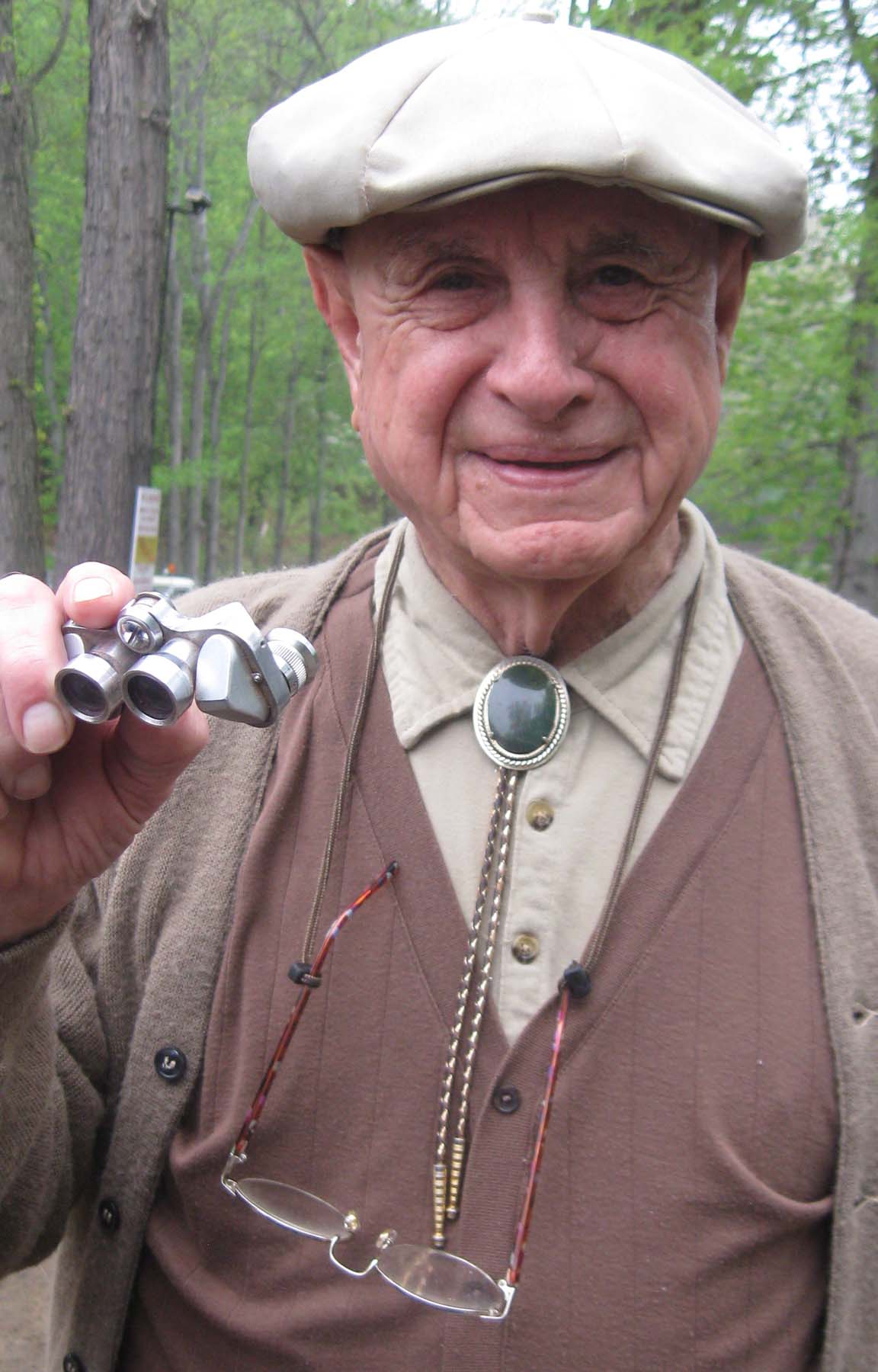 Old Man with miniature  Binoculars.
Mann mit miniatur fernglas.
Homme avec jumelles miniature.
Hombre con binoculares en miniatura prismaticos.
Man med miniatur kikare.
L'uomo con binocolo in miniatura.
Man met verrekijker.
Man med kikkert.
Mezczyna zlornetka.
Muz s dalekohled.
Mand med kikkert.
Tavcsovel rendelkezo ferfi.
Mies jolla on kiikarit.
Muhler com binoculos.
Virietis ar binokli.
Vyras su ziuronu.
