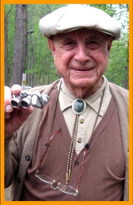 Old Man with miniature  Binoculars.
Mann mit miniatur fernglas.
Homme avec jumelles miniature.
Hombre con binoculares en miniatura prismaticos.
Man med miniatur kikare.
L'uomo con binocolo in miniatura.
Man met verrekijker.
Man med kikkert.
Mezczyna zlornetka.
Muz s dalekohled.
Mand med kikkert.
Tavcsovel rendelkezo ferfi.
Mies jolla on kiikarit.
Muhler com binoculos.
Virietis ar binokli.
Vyras su ziuronu.
6x15 binoculars.
7x18 binoculars.