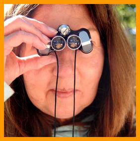 Woman with Micro Binoculars.
Frau shaut durch ein miniatur fernglas.
Femme regardant a travers de jumelles.
Mujer mirando a traves de binoculares 
Mujer con prismaticos.
Kinna som tittar genom kikare.
Donna che guarda attraverso il binocolo.
Donna con il binocolo.
Vrouw met verrekijker.
Kvinne med kikkert.
Kobieta z lornetki.
Muz s dalekohled.
Kvinde med kikkert.
Eg no tavcsovel.
Nainen jolla on kiikarit.
Maulher com binoculos.
Sieviete ar binokli.
Moteris su ziuronu.
6x15 binoculars.
7x18 binoculars.