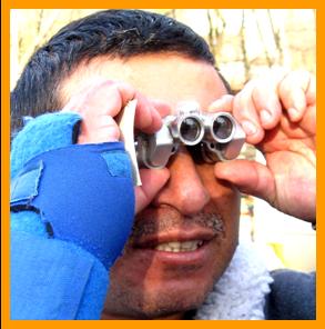 Man in Cast looking through  Binoculars.
Man observing with binoculars.
Man using binoculars.
Homme utilisant de jumelles.
Homme observant avec des jumelles.
Mann beobachtet mit einem fernglas.
Mann mit fernglas.
Hombre observando con binoculares.
Hombre observando con prismaticos.
Hombre usando binoculares.
Hombre usando prismaticos. 
Man observerar med kikare.
Man met kikare.
L'uomo osserva con il binocolo. 
Uomo che usa il binocolo.
Man met verrekijker.
Man som bruker kikkert.
Czlowiek za pomoca lornetki.
Muz pouzvajici dalekohled.
Mand burger en kikkert.
Ember tavcsover hasznak.
Mies kayttaa kiikareita.
Homem usando binoculos.
Cilveks kas izmanto binokli.
Vyras naudodamas ziuronus.
6x15 binoculars.
7x18 binoculars.