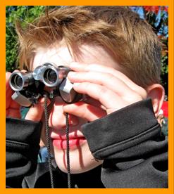 Boy using binoculars.
Boy looking through binoculars.
Boy with binoculares.
Garcon avec des jumelles.
Kleiner mit fernglas.
Chico con binoculares.
Pojke med kikare.
Raazzo con il binocolo.
Jongenmet verrekijker.
Gutt med kikkert.
Clopiec z lornetka.
Chlopec z lornetka.
Chlapec s dalekohled.
Dreng med kikkert.
Fiu tavcsovel.
Poika kiikarin kanssa.
Menino com binoculos.
Zems ar binokli.
Berniukas su ziuronu.
6x15 binoculars.
7x18 binoculars.