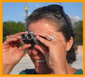 Woman with binoculars.
Woman looking through binoculars.
Woman using binoculars.
Femme utilisant de jumelles.
Femme avec jumelles.
Frau mit fernglas.
Mujer usando binoculares.
Mujer usando prismaticos.
Kvinna med kikare.
Donna che usa il binocolo.
Vrouw met verrejijker.
Kvinde de burger en kikkert.
Cnos latal ni tavcsovel.
Nainen kayttaa kiikareita.
Mulher usando binoculos.
Sieviete kas izmanto binokli.
Moteris besinaudjanti ziuronais.
