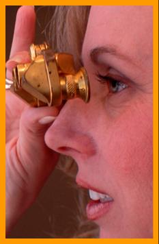 Woman looking through Gold Binoculars.
Woman observing with binoculars.
Woman using binoculars.
Femme utilisant de jumelles.
Fem avec jumelles
Frau mit fernglas.
Mujer usando binoculares.
Mujer usando prismaticos.
Kvinna som anvander kikare.
Donna che usa il binocolo.
Vrouw met verrekijker.
Kvinne som bruker kikkert.
Kobieta za pomoca lornetki.
Muz pouzvajici dalekohled.
Kvinde de burger en kikkert.
No hasznal tavcsovet.
Nainen kayttaa kiikarieta.
Mulher usando binoculos.
Sieviete ar binokli.
Noteris besinaudojanti ziuronais.