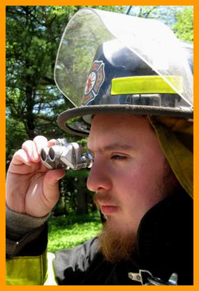 Firefighter Observing with  Miniature Binocular.
Man using binoculars.
John Ohno with binoculaes.
Homme utilisant de jumelles.
Mann mit fernglas.
John Ohno mit fernglas.
Hombre usando binoculares.
Hombre usando prismaticos.
Man som anvander kikare.
Uomo che usa il binocolo.
Man met verrekijker.
Man som bruker kikkert.
Czlowiek za pomoca lornetki.
Muz pouzvajici dalekohled.
Mand burger en kiikareita.
Ember tavcsovet hasznal.
Mies kayttaa kiikareita.
Homem usando binoculos.
Cilveks kas izmandto binokli.
Vyras naudodamas ziuronus.                                                                                                                      