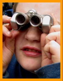  Boy with binoculars.
Garcon avec des jumelles.
June mit fernglas.
Chico con binoculares.
Pojke med kikare.
Raazzo con il binocolo.
Jongen met verrekijker.
Gutt med kikkert.
Chlopiec z lornetka.
Fiu tavcsovel.
Dreng med lillert.
Poika kiikarin kanssa.
Menino com binoculos.
Sens ar binokli.
Berniukas su ziuronu.
Poika kiikarin kanssa.
Menino com binoculos.
Berniukas su ziuronu.
6x15 binoculars.
7x18 binoculars.